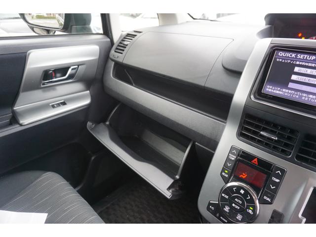 ヴォクシー ＺＳ　煌ＩＩ　４ＷＤ　純正ナビ　フルセグＴＶ　バックカメラ　両側電動スライドドア　キセノンヘッドライト　純正１６インチアルミホィール　オートライト　３列シート　２年保証付（5枚目）