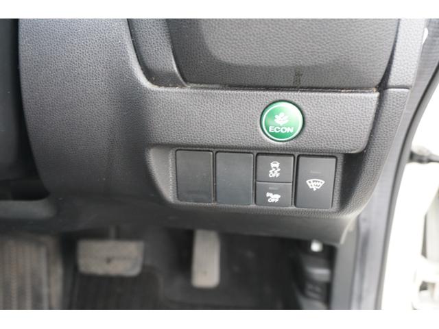 フィットハイブリッド Ｌパッケージ　４ＷＤ　ワンオーナー　プッシュスタート　クルーズコントロール　ハーフレザーシート　電動格納ドアミラー　オートライト　純正メモリーナビ　ワンセグ　Ｂｌｕｅｔｏｏｔｈ接続　バックカメラ　２年保証付（13枚目）