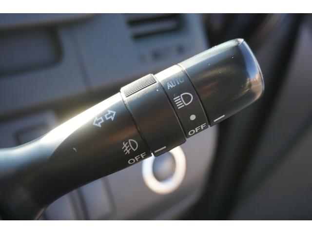 ヴォクシー ＺＳ　煌　４ＷＤ　プッシュスタート　ＥＴＣ　パドルシフト　オートライトＨＩＤヘッドライト　両側電動スライドドア　純正メモリーナビ　フルセグ　Ｂｌｕｅｔｏｏｔｈ接続　バックカメラ　２年保証付（9枚目）