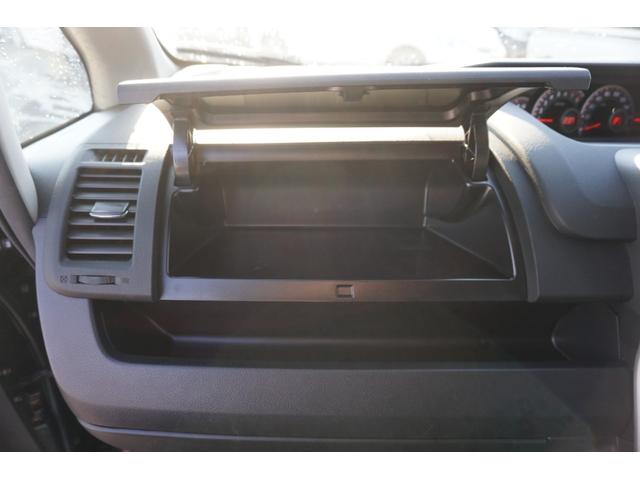 ヴォクシー ＺＳ　煌　４ＷＤ　プッシュスタート　ＥＴＣ　パドルシフト　オートライトＨＩＤヘッドライト　両側電動スライドドア　純正メモリーナビ　フルセグ　Ｂｌｕｅｔｏｏｔｈ接続　バックカメラ　２年保証付（29枚目）