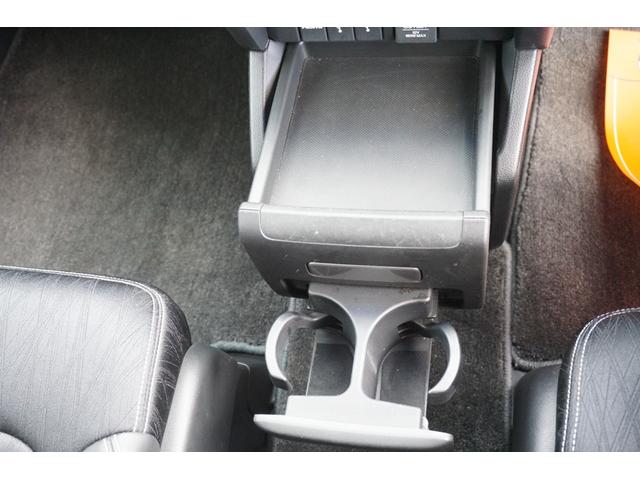 オデッセイ アブソルート　プッシュスタート　スマートキー　インターナビ　フルセグ　Ｂｌｕｅｔｏｏｔｈ接続　ＤＶＤ　バックカメラ　フリップダウンモニター　クルーズコントロール　ハーフレザーシート　両側電動スライドドア　２年保証付（23枚目）