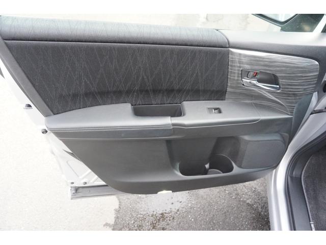 オデッセイ アブソルート　プッシュスタート　スマートキー　インターナビ　フルセグ　Ｂｌｕｅｔｏｏｔｈ接続　ＤＶＤ　バックカメラ　フリップダウンモニター　クルーズコントロール　ハーフレザーシート　両側電動スライドドア　２年保証付（28枚目）