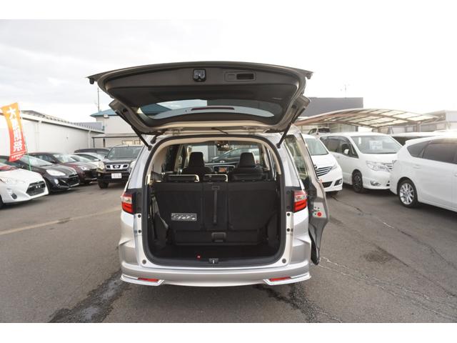 オデッセイ アブソルート　プッシュスタート　スマートキー　インターナビ　フルセグ　Ｂｌｕｅｔｏｏｔｈ接続　ＤＶＤ　バックカメラ　フリップダウンモニター　クルーズコントロール　ハーフレザーシート　両側電動スライドドア　２年保証付（42枚目）