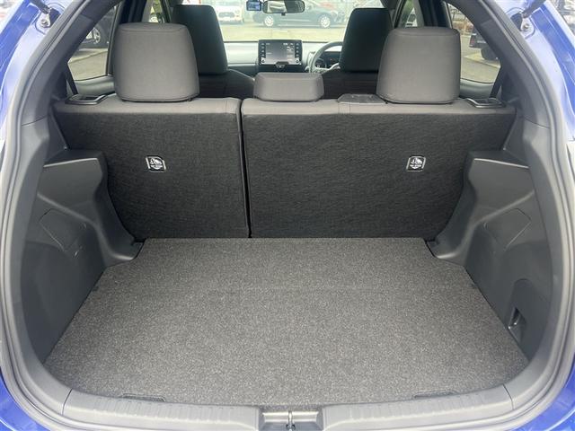 ラゲージスペース　後席を倒さなくても十分広いです！