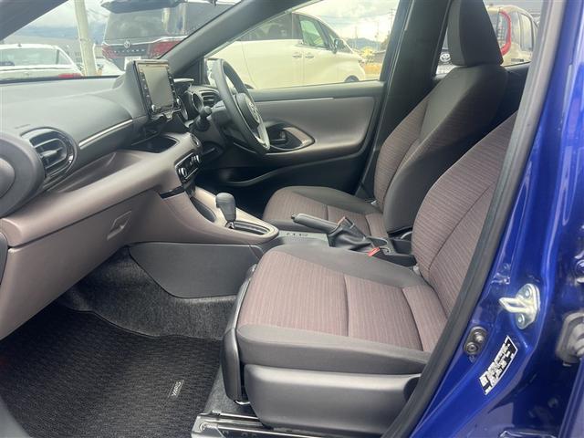 前席助手席側　足元にもゆとりがあります♪