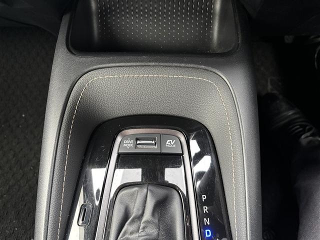 カローラツーリング ハイブリッド　ダブルバイビー　４ＷＤ　衝突被害軽減システム　バックカメラ　フルセグ　ＬＥＤヘッドランプ　アルミホイール　スマートキー　オートクルーズコントロール　ＥＴＣ　盗難防止装置　キーレス　横滑り防止機能　ハイブリッド（16枚目）