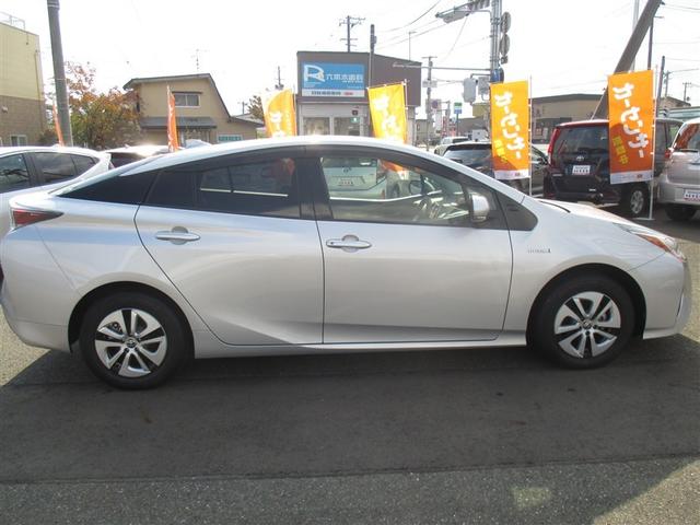 プリウス Sセーフティプラス 4WD 衝突被害軽減システム メモリーナビ バックカメラ ワンセグ LEDヘッドランプ アルミホイール スマートキー オートクルーズコントロール ETC 盗難防止装置 キーレス 横滑り防止機能(3枚目)