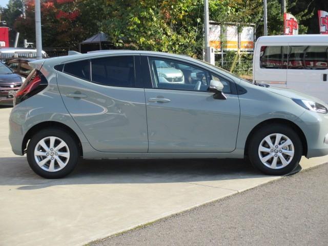 アクア Z 4WD 寒冷地 衝突被害軽減システム メモリーナビ バックカメラ LEDヘッドランプ アルミホイール スマートキー オートクルーズコントロール ETC キーレス 横滑り防止機能 ハイブリッド(4枚目)