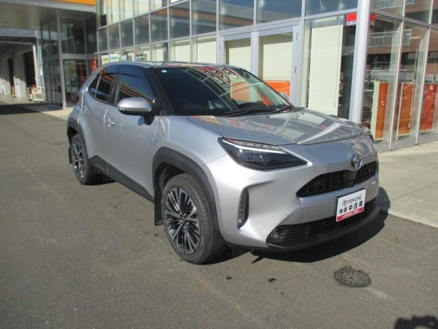 ヤリスクロス Ｚ　４ＷＤ　寒冷地　衝突被害軽減システム　メモリーナビ　バックカメラ　ＬＥＤヘッドランプ　アルミホイール　スマートキー　オートクルーズコントロール　盗難防止装置　電動シート　キーレス　ハーフレザー（4枚目）