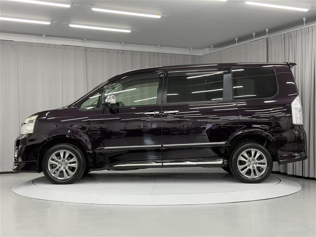 ヴォクシー ＺＳ　煌ＩＩＩ　４ＷＤ　寒冷地　ＨＤＤナビ　両側電動スライド　フルセグ　ＨＩＤヘッドライト　アルミホイール　スマートキー　ＥＴＣ　盗難防止装置　キーレス　３列シート　ウオークスルー　乗車定員７人（4枚目）