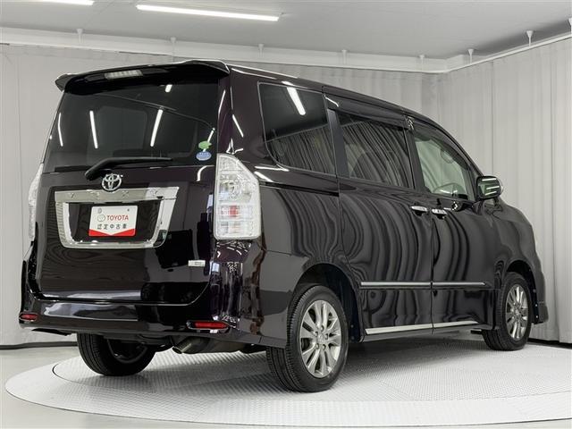 ヴォクシー ＺＳ　煌ＩＩＩ　４ＷＤ　寒冷地　ＨＤＤナビ　両側電動スライド　フルセグ　ＨＩＤヘッドライト　アルミホイール　スマートキー　ＥＴＣ　盗難防止装置　キーレス　３列シート　ウオークスルー　乗車定員７人（6枚目）