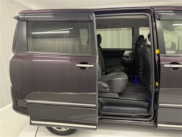 ヴォクシー ＺＳ　煌ＩＩＩ　４ＷＤ　寒冷地　ＨＤＤナビ　両側電動スライド　フルセグ　ＨＩＤヘッドライト　アルミホイール　スマートキー　ＥＴＣ　盗難防止装置　キーレス　３列シート　ウオークスルー　乗車定員７人（9枚目）