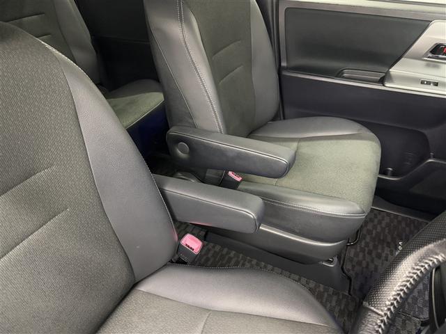 ヴォクシー ＺＳ　煌ＩＩＩ　４ＷＤ　寒冷地　ＨＤＤナビ　両側電動スライド　フルセグ　ＨＩＤヘッドライト　アルミホイール　スマートキー　ＥＴＣ　盗難防止装置　キーレス　３列シート　ウオークスルー　乗車定員７人（12枚目）