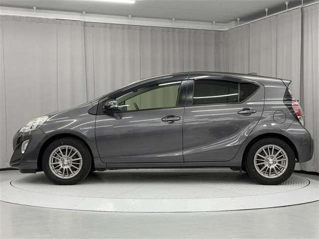 アクア Ｓ　寒冷地　メモリーナビ　バックカメラ　ワンセグ　アルミホイール　スマートキー　ＥＴＣ　盗難防止装置　キーレス　横滑り防止機能　ワンオーナー　ハイブリッド（3枚目）