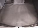 ディーラーオプションのラゲージソフトトレイを装備。表面に滑り止めと撥水・防水加工を施したトレイです。外周縁付きで濡れたものの収納に便利です。（完全防水ではありません。）