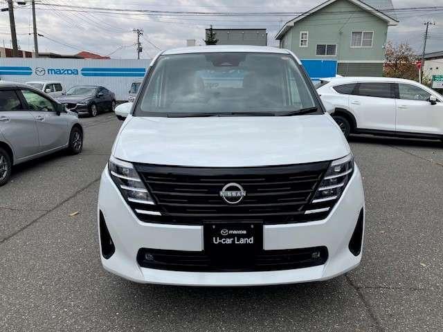 セレナ ２．０　ＸＶ　４ＷＤ　全方位モニタ　両側電動スライドドア　ＬＥＤヘ　フルセグ　シートヒーター　衝突軽減ブレ－キ　ＬＥＤヘッドライト　４ＷＤ　バックカメラ　ＥＴＣ　インテリジェントアラウンドビューモニター　レーダークルーズ（3枚目）