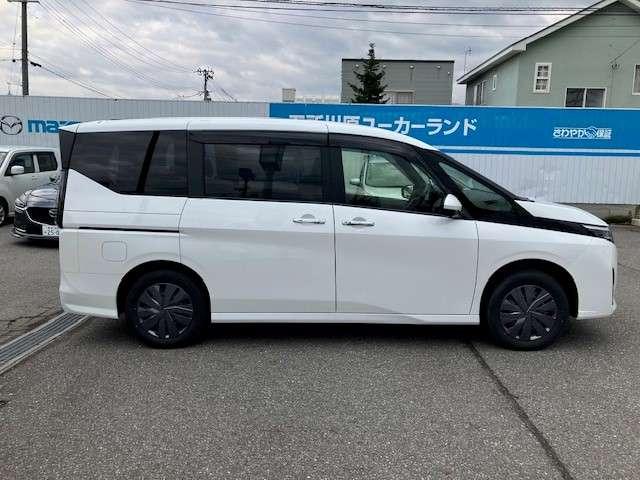 セレナ ２．０　ＸＶ　４ＷＤ　全方位モニタ　両側電動スライドドア　ＬＥＤヘ　フルセグ　シートヒーター　衝突軽減ブレ－キ　ＬＥＤヘッドライト　４ＷＤ　バックカメラ　ＥＴＣ　インテリジェントアラウンドビューモニター　レーダークルーズ（5枚目）