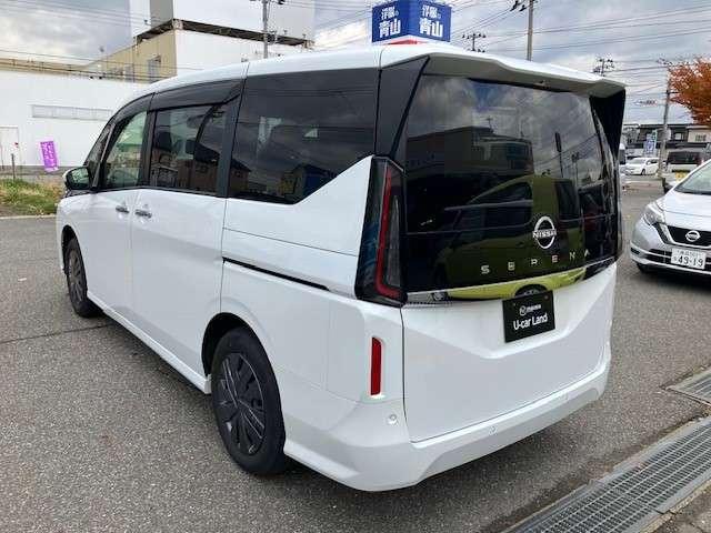 セレナ ２．０　ＸＶ　４ＷＤ　全方位モニタ　両側電動スライドドア　ＬＥＤヘ　フルセグ　シートヒーター　衝突軽減ブレ－キ　ＬＥＤヘッドライト　４ＷＤ　バックカメラ　ＥＴＣ　インテリジェントアラウンドビューモニター　レーダークルーズ（8枚目）