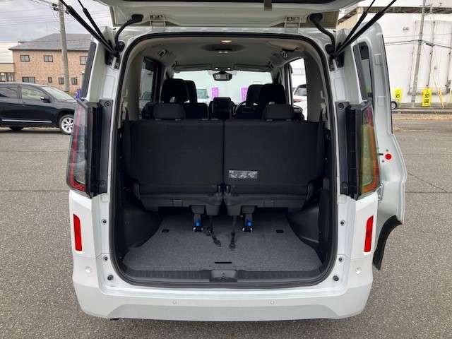 セレナ ２．０　ＸＶ　４ＷＤ　全方位モニタ　両側電動スライドドア　ＬＥＤヘ　フルセグ　シートヒーター　衝突軽減ブレ－キ　ＬＥＤヘッドライト　４ＷＤ　バックカメラ　ＥＴＣ　インテリジェントアラウンドビューモニター　レーダークルーズ（10枚目）