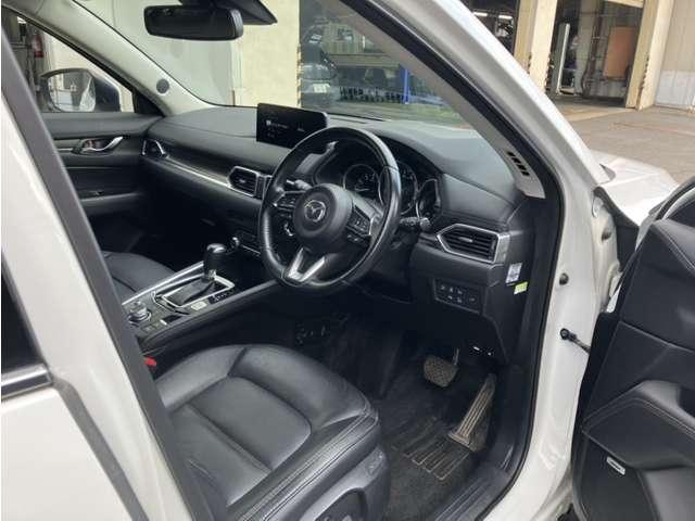 インパネ廻りと運転席です！シンプルにスッキリとまとまっています。運転操作に迷いにくくなっておりとても運転しやすいです。