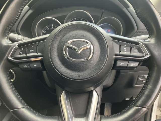 ハンドルから手を離さなくても、オーデイオやナビの操作が出来るステアリングリモコンです。目線を移動させずに操作できるから安全性もさらにアップしますね♪