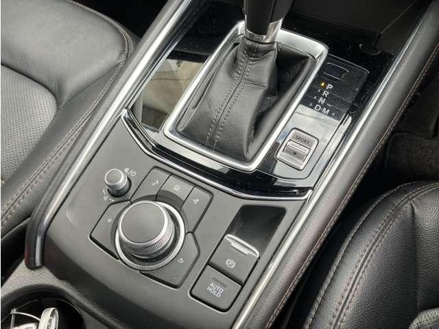 コマンダースイッチを包み込むように持つと各画面へのスイッチに指がかかります。手元を見なくても、各画面に切り替えることができます手元を見なくても操作ができる優れもの！安全に配慮しています。