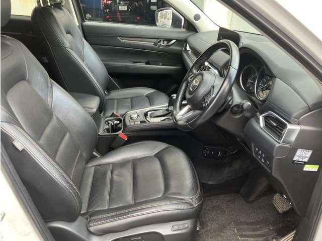 とっても広々とした運転席です。