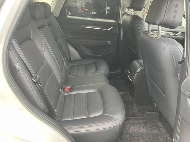 広々とした座席は居住性が高く快適！ご友人やご家族とのお出かけにぴったりです！