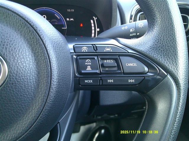 レーダークルーズコントロール（全車速追従機能付）付きです。車速に応じて追従支援してくれるので、ロングドライブも快適です。詳細は販売店スタッフまでおたずねください。