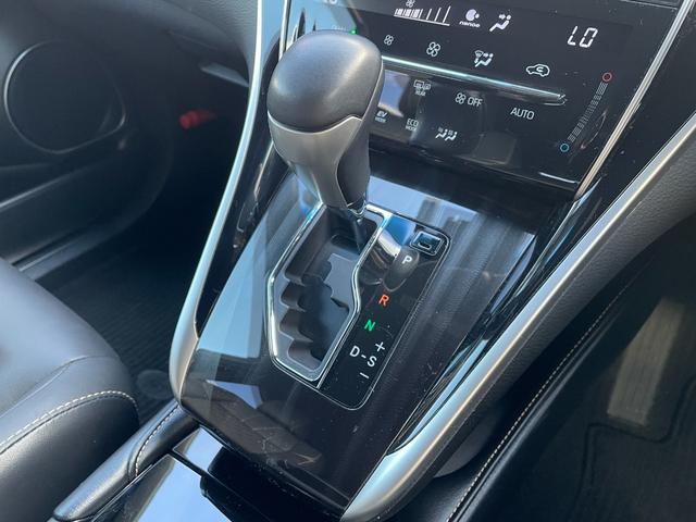 ハリアーハイブリッド 　運転席・助手席・サイド・カーテンエアバッグ／クルーズコントロール／ＡＢＳ／衝突被害軽減ブレーキ／横滑り防止装置／バックカメラ／盗難防止装置／ＥＴＣ／フルセグ／スマートキー／電動シート／４ＷＤ（28枚目）