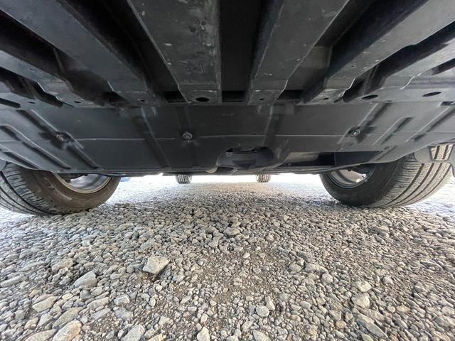 ハリアーハイブリッド 　運転席・助手席・サイド・カーテンエアバッグ／クルーズコントロール／ＡＢＳ／衝突被害軽減ブレーキ／横滑り防止装置／バックカメラ／盗難防止装置／ＥＴＣ／フルセグ／スマートキー／電動シート／４ＷＤ（38枚目）