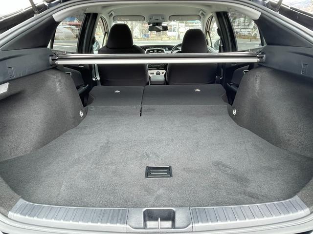 プリウス Ａ　運転席・助手席・サイド・カーテンエアバッグ／ＡＢＳ／フルセグ／バックカメラ／純正ナビ／Ｂｌｕｅｔｏｏｔｈ／プライバシーガラス／クルーズコントロール／スマートキー／１２Ｖ電源ソケット／４ＷＤ（10枚目）