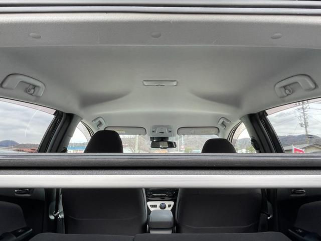 プリウス Ａ　運転席・助手席・サイド・カーテンエアバッグ／ＡＢＳ／フルセグ／バックカメラ／純正ナビ／Ｂｌｕｅｔｏｏｔｈ／プライバシーガラス／クルーズコントロール／スマートキー／１２Ｖ電源ソケット／４ＷＤ（11枚目）