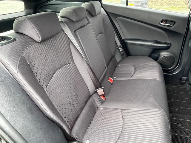 プリウス Ａ　運転席・助手席・サイド・カーテンエアバッグ／ＡＢＳ／フルセグ／バックカメラ／純正ナビ／Ｂｌｕｅｔｏｏｔｈ／プライバシーガラス／クルーズコントロール／スマートキー／１２Ｖ電源ソケット／４ＷＤ（12枚目）