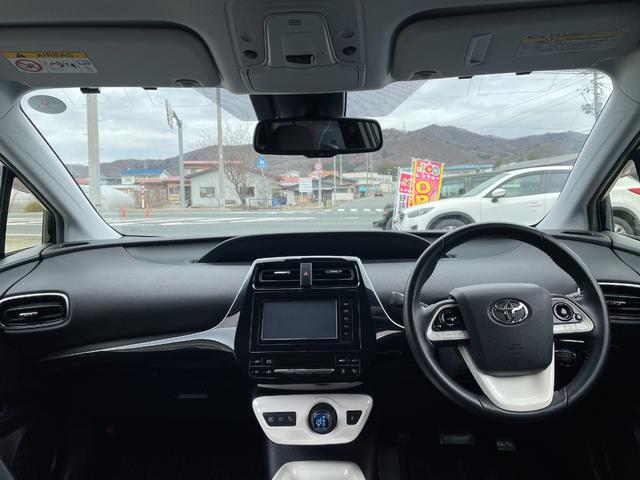 プリウス Ａ　運転席・助手席・サイド・カーテンエアバッグ／ＡＢＳ／フルセグ／バックカメラ／純正ナビ／Ｂｌｕｅｔｏｏｔｈ／プライバシーガラス／クルーズコントロール／スマートキー／１２Ｖ電源ソケット／４ＷＤ（14枚目）