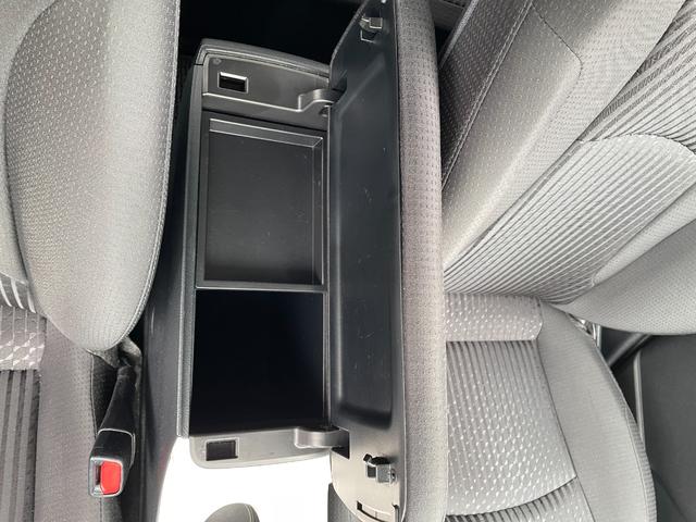 プリウス Ａ　運転席・助手席・サイド・カーテンエアバッグ／ＡＢＳ／フルセグ／バックカメラ／純正ナビ／Ｂｌｕｅｔｏｏｔｈ／プライバシーガラス／クルーズコントロール／スマートキー／１２Ｖ電源ソケット／４ＷＤ（25枚目）