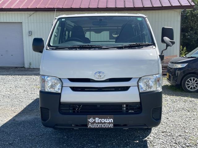 レジアスエースバン 　ＴＶ／ＥＴＣ／純正ナビ／５ＭＴ／Ｂｌｕｅｔｏｏｔｈ／リアヒータ－／９人乗り／運転席エアバック／ＡＢＳ／盗難防止装置／エアコン／パワステ／パワーウィンドウ／キーレス／３列シート／片側スライドドア（2枚目）