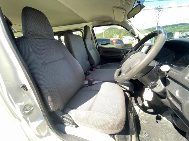 レジアスエースバン 　ＴＶ／ＥＴＣ／純正ナビ／５ＭＴ／Ｂｌｕｅｔｏｏｔｈ／リアヒータ－／９人乗り／運転席エアバック／ＡＢＳ／盗難防止装置／エアコン／パワステ／パワーウィンドウ／キーレス／３列シート／片側スライドドア（12枚目）