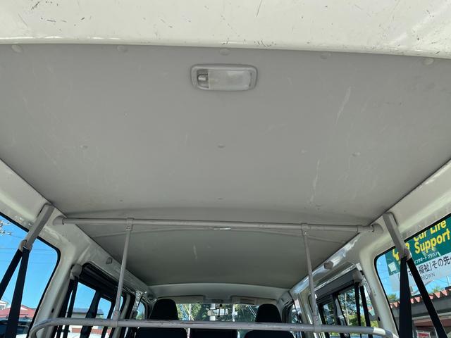 レジアスエースバン 　ＴＶ／ＥＴＣ／純正ナビ／５ＭＴ／Ｂｌｕｅｔｏｏｔｈ／リアヒータ－／９人乗り／運転席エアバック／ＡＢＳ／盗難防止装置／エアコン／パワステ／パワーウィンドウ／キーレス／３列シート／片側スライドドア（36枚目）