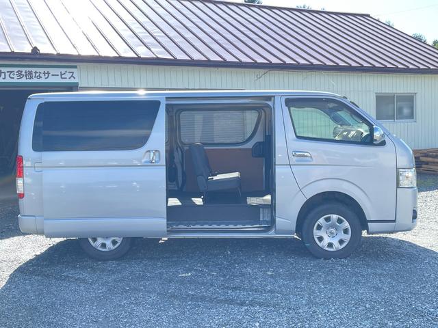 ハイエースバン 　プライバシーガラス／１２Ｖ電源ソケット／純正フロアマット／フルセグ／ＥＴＣ／ナビ／バックカメラ（7枚目）