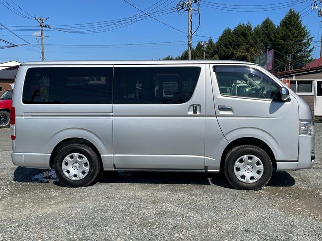 ハイエースバン 　ナビ／ＥＴＣ／バックカメラ／ドラレコ／フロントフォグランプ／Ｂｌｕｅｔｏｏｔｈ／運転席エアバック／ＡＢＳ／盗難防止装置／エアコン・クーラー／パワステ／両側スライドドア／ＣＤ／ＤＶＤ／４ＷＤ（6枚目）