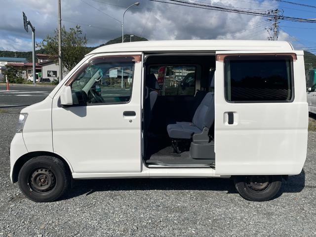 ハイゼットカーゴ 　１Ｄオーディオ／フロントフォグ／リヤヒーター／４ＷＤ／運転席・助手席エアバック／ＡＢＳ／エアコン・クーラー／パワステ／パワーウィンドウ／キーレス／両側スライドドア／ＣＤ（5枚目）