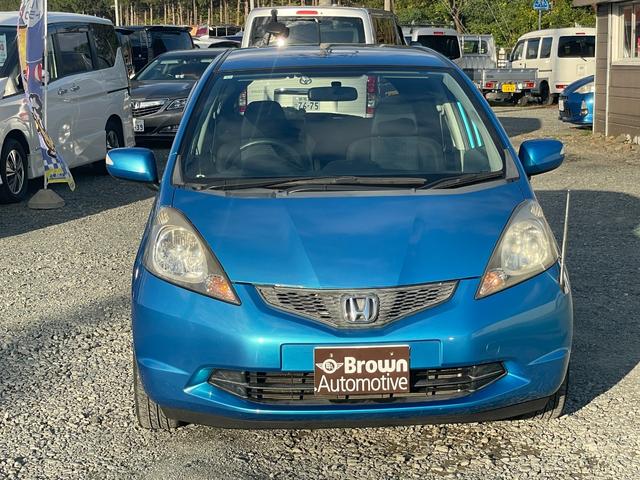フィット  中古冬タイヤ付き/純正フロアマット/運転席・助手席エアバック/ABS/盗難防止システム/頸部衝突緩和ヘッドレス/エアコン/パワステ/パワーウインドウ/CD/DVD/キーレス(2枚目)