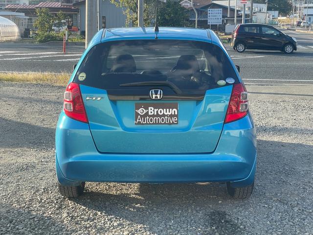 フィット  中古冬タイヤ付き/純正フロアマット/運転席・助手席エアバック/ABS/盗難防止システム/頸部衝突緩和ヘッドレス/エアコン/パワステ/パワーウインドウ/CD/DVD/キーレス(7枚目)