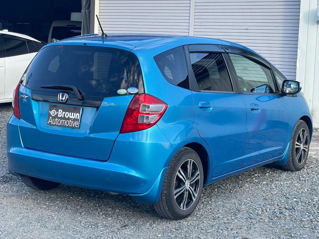 フィット  中古冬タイヤ付き/純正フロアマット/運転席・助手席エアバック/ABS/盗難防止システム/頸部衝突緩和ヘッドレス/エアコン/パワステ/パワーウインドウ/CD/DVD/キーレス(8枚目)