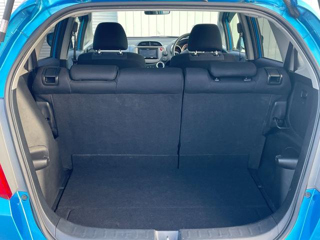 フィット  中古冬タイヤ付き/純正フロアマット/運転席・助手席エアバック/ABS/盗難防止システム/頸部衝突緩和ヘッドレス/エアコン/パワステ/パワーウインドウ/CD/DVD/キーレス(9枚目)