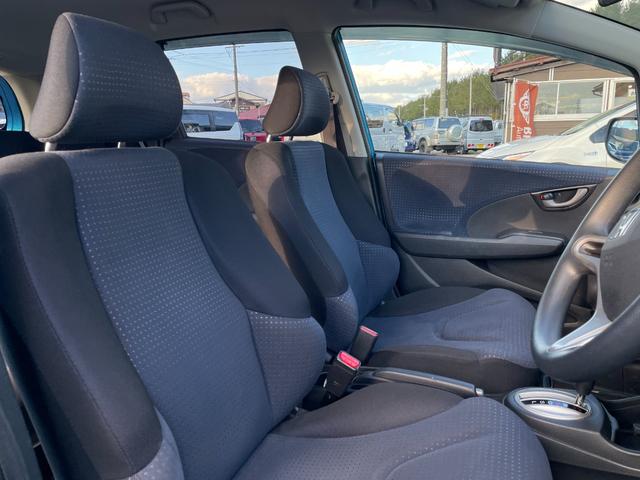 フィット  中古冬タイヤ付き/純正フロアマット/運転席・助手席エアバック/ABS/盗難防止システム/頸部衝突緩和ヘッドレス/エアコン/パワステ/パワーウインドウ/CD/DVD/キーレス(12枚目)