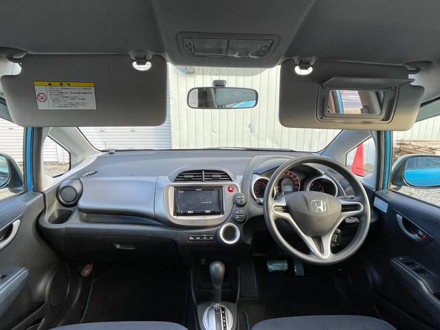 フィット  中古冬タイヤ付き/純正フロアマット/運転席・助手席エアバック/ABS/盗難防止システム/頸部衝突緩和ヘッドレス/エアコン/パワステ/パワーウインドウ/CD/DVD/キーレス(14枚目)
