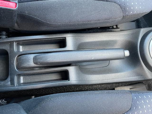 フィット  中古冬タイヤ付き/純正フロアマット/運転席・助手席エアバック/ABS/盗難防止システム/頸部衝突緩和ヘッドレス/エアコン/パワステ/パワーウインドウ/CD/DVD/キーレス(20枚目)