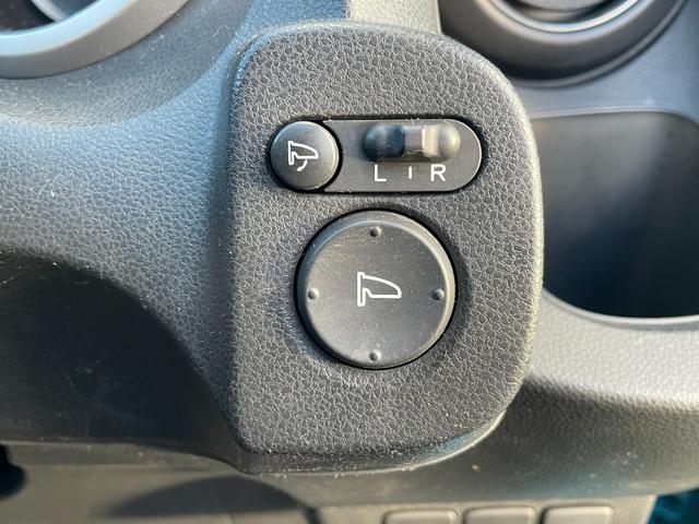フィット  中古冬タイヤ付き/純正フロアマット/運転席・助手席エアバック/ABS/盗難防止システム/頸部衝突緩和ヘッドレス/エアコン/パワステ/パワーウインドウ/CD/DVD/キーレス(21枚目)